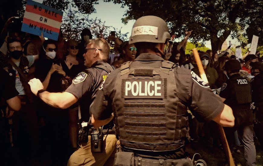 Hundreds Protested Gender Fascists Who Called for “Biblical War” in Seattle, the Police Arrested Them and the Mayor Called them “Infiltrators”