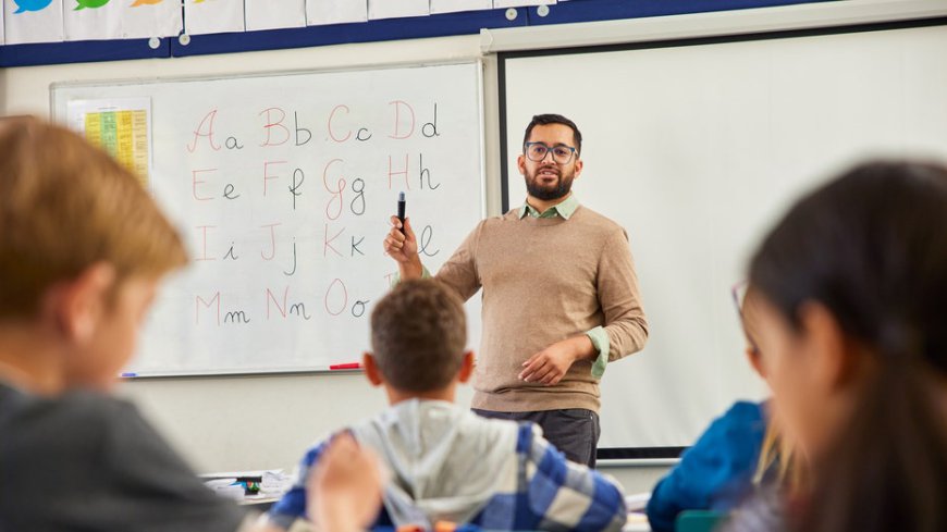 What are microschools and why is the education model growing in Indiana?