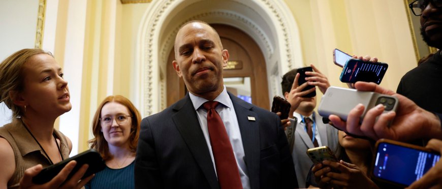 Dem Infighting Explodes As Hakeem Jeffries’ Team Bites Back At Mamdani Allies