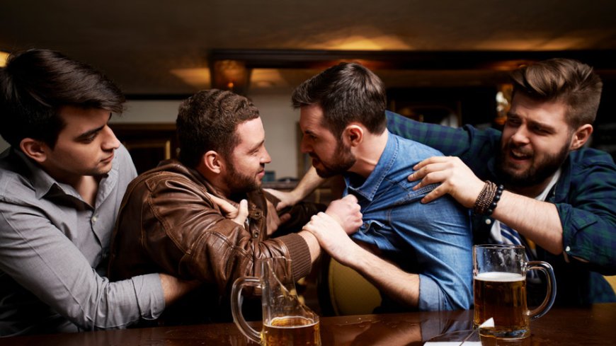 Bartenders' strong but silent message to drunk patrons sparks heated viral debate