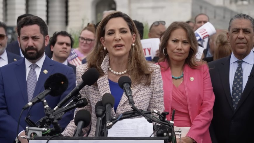 New GOP-Backed Amnesty Bill Is A Gift To Dems And A Middle Finger To Voters…