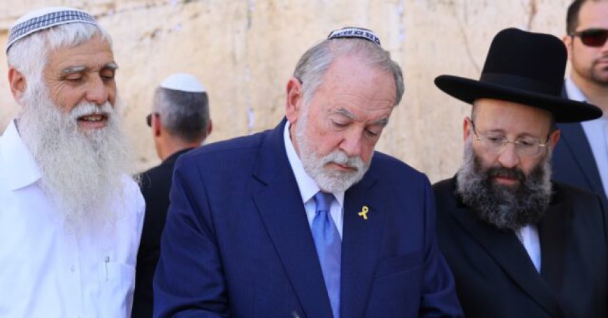 Leaked Letters: Huckabee Threatens to Say Israel Does Not Welcome Christians
