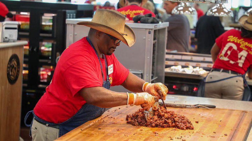 America's 15 best gas stations for food, according to online reviews