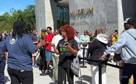 Obama Center visitors say project symbolic of 'Black excellence,' claim scandal-free legacy while Trump ripped