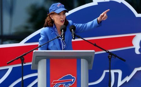 NY Governor Kathy Hochul tries to get Bills chant going at new stadium, completely fails