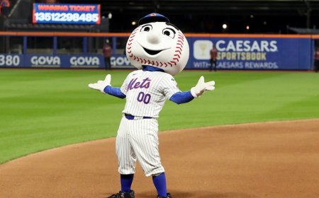Mets reporter dissects team's miserable season while Pride Night Mr. Met dances behind him