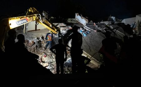Venezuela Death Toll over 900 as Search for Survivors Continues