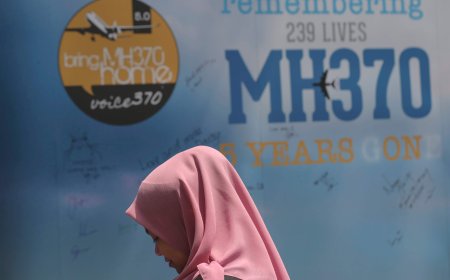 Search for MH370 flight wreckage extended for another year