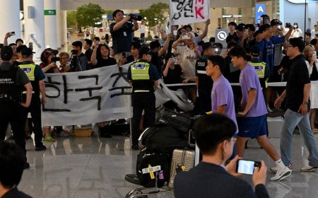 South Korean soccer team gets booed during their early morning return from disastrous World Cup
