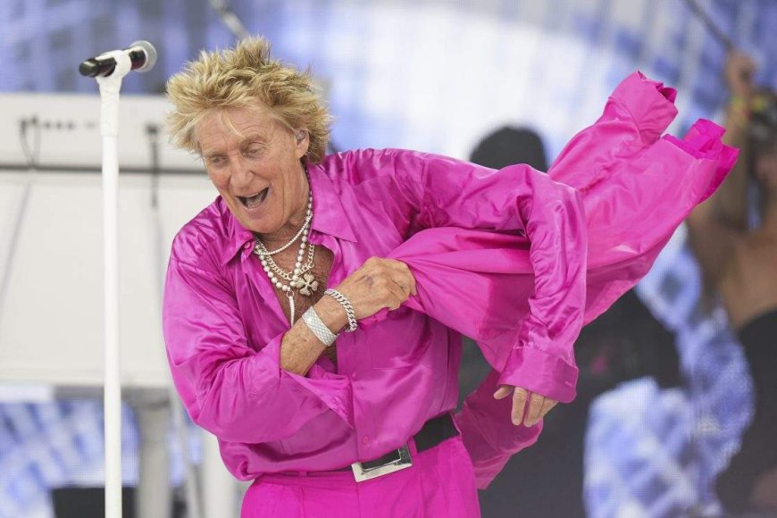 Rod Stewart uses oxygen tank on stage, says he nearly fainted