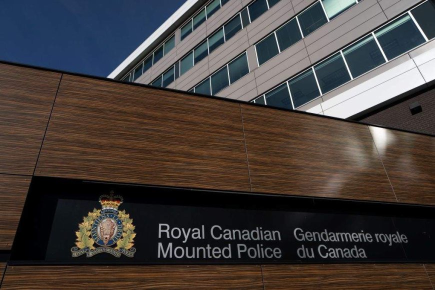 2 RCMP officers in hospital after shooting, standoff at Saskatchewan home