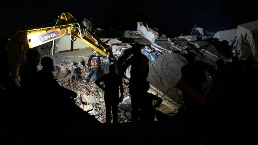 Venezuela Death Toll over 900 as Search for Survivors Continues