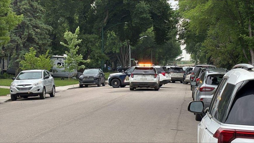 Saskatoon police engaged in standoff, asking drivers to avoid block of Melrose Avenue