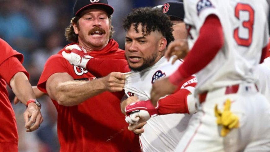 Willson Contreras at the center of benches-clearing scuffle, throws helmet at Nationals pitcher