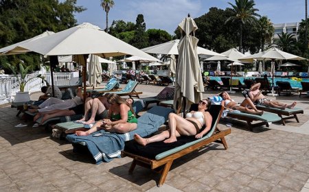Tourists shown in stampede for pool lounge chairs after endless wait at holiday resort