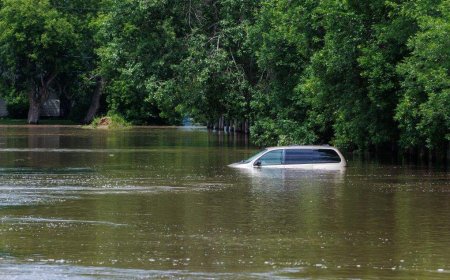 ‘Light at the end of the tunnel is very far away:’ mayor of flooded Manitoba town
