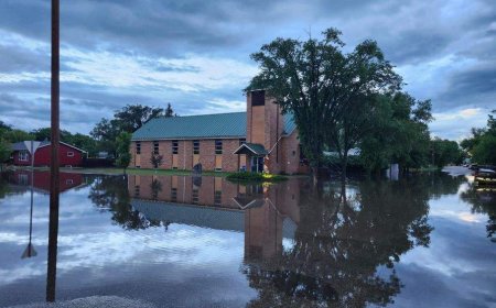 ‘Far as the eye can see’: Saskatchewan communities clean up after floods