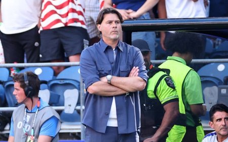 USA coach Mauricio Pochettino kicks Powerade bottles in frustration as team's first half defense looks shaky