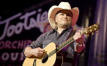 Country star Mark Chesnutt's longtime bandmate dies unexpectedly on tour bus