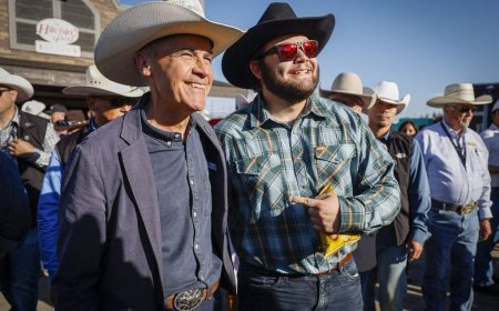 ‘It’s looking good’: Carney chats pipelines while mingling at Calgary Stampede