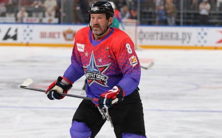 Washington Capitals star Alex Ovechkin crashes a couple's wedding photo shoot on a hotel staircase