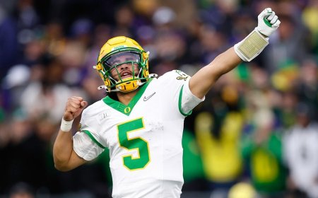 Oregon Ducks tight end reveals unique (and smelly) way quarterback Dante Moore bonds with teammates