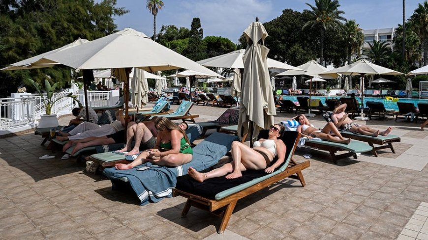 Tourists shown in stampede for pool lounge chairs after endless wait at holiday resort