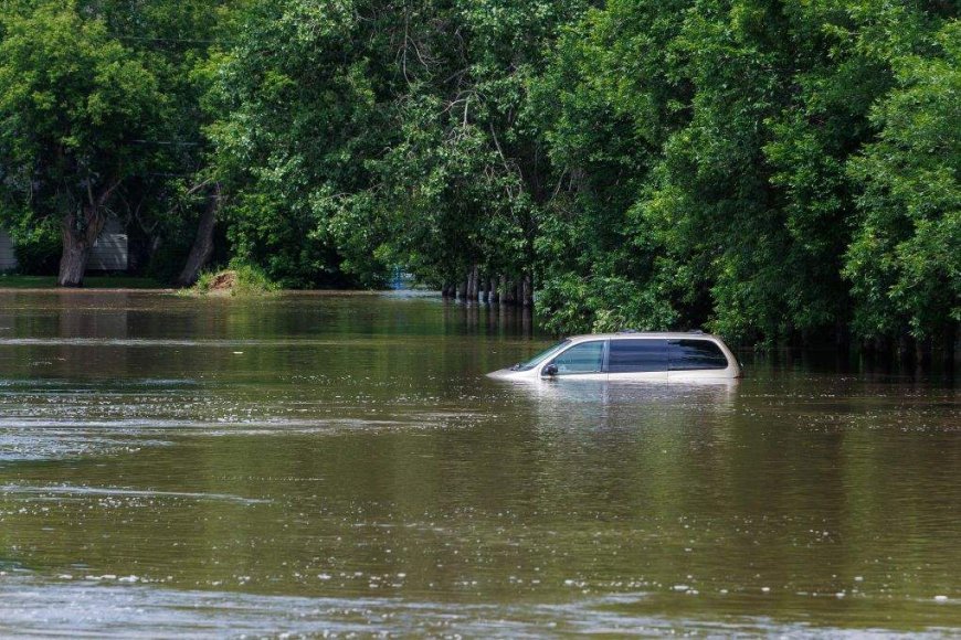 ‘Light at the end of the tunnel is very far away:’ mayor of flooded Manitoba town