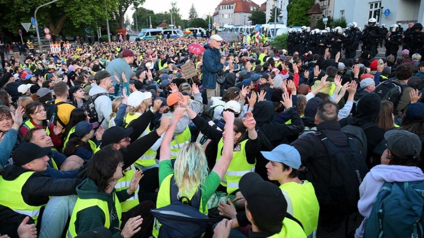Tens of thousands of far-left protesters clash with police in anti-conservative party riots