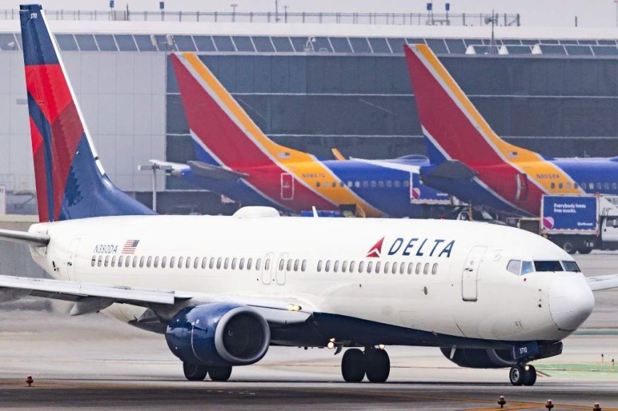 Delta plane hit by firework while landing in Chicago