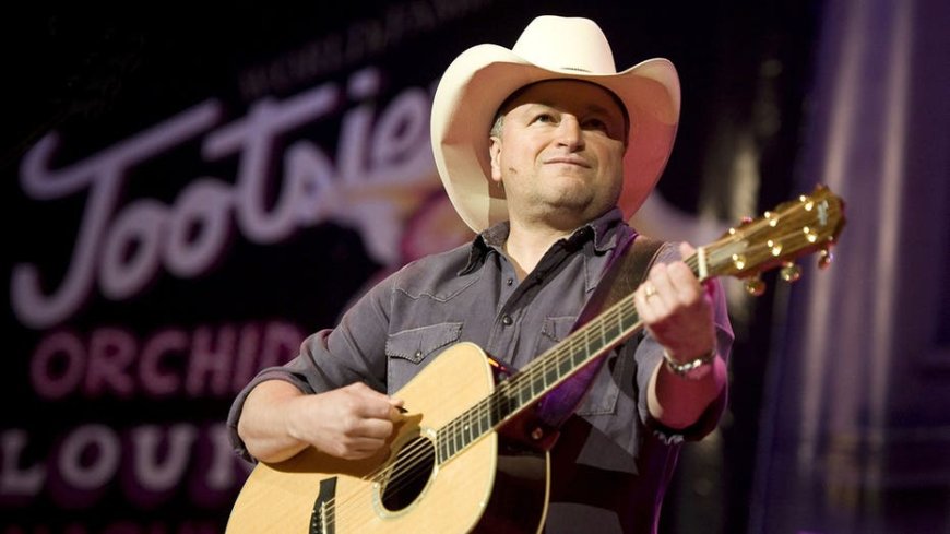 Country star Mark Chesnutt's longtime bandmate dies unexpectedly on tour bus