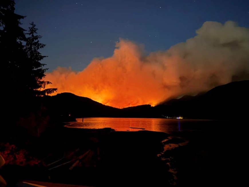 Federal officials set to give wildfire season update as blaze threatens B.C. town