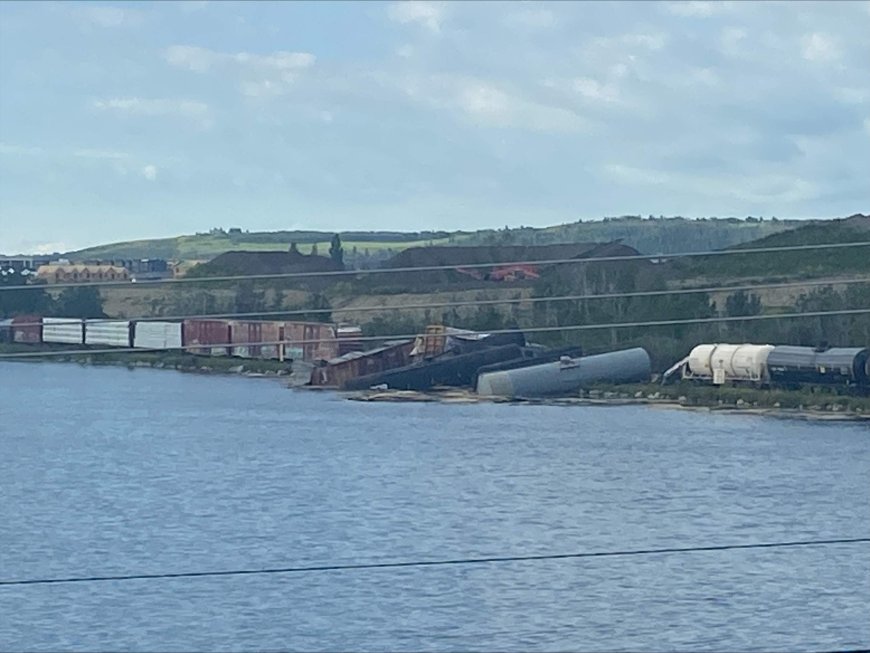 Train derailment in southwest Calgary sends several railcars tumbling into water