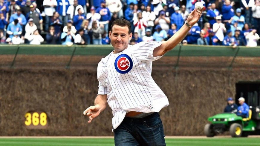 Cubs great Anthony Rizzo snags another home run ball in Wrigley Field bleachers