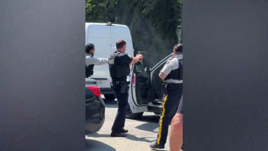 North Vancouver daytime mall shooting caught on video