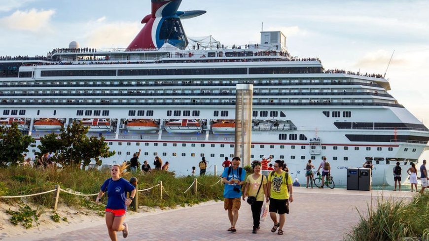 Cruise passenger horrifies diners by scratching bare foot with restaurant fork