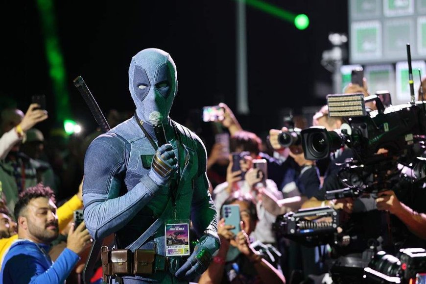 Ryan Reynolds makes surprise appearance as denim-clad Deadpool at Comic-Con