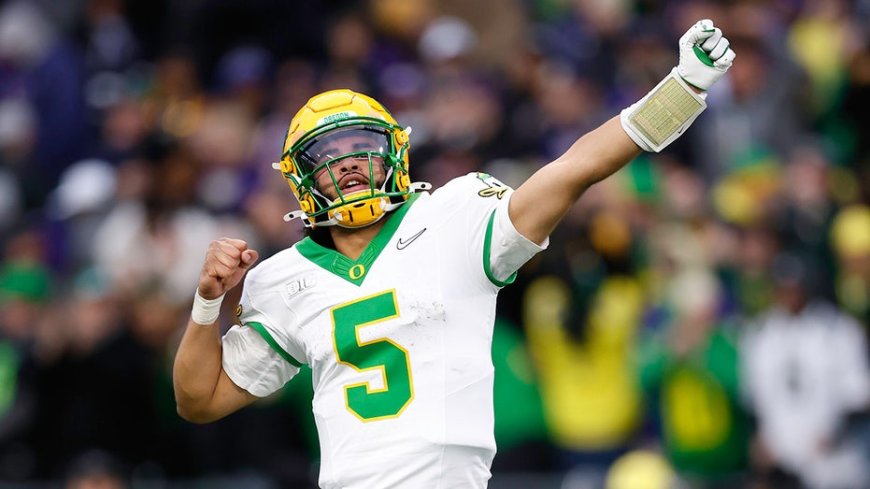 Oregon Ducks tight end reveals unique (and smelly) way quarterback Dante Moore bonds with teammates