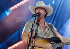 Riley Green drops acoustic TikTok performance of 'Bartender in Destin' and fans can't get enough