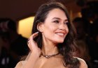 Soccer host and model Eva Murati skillfully extends a middle finger to those itching for fall in her bikini