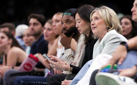 Hillary Clinton appears mesmerized by WNBA team's dancing elephant mascot