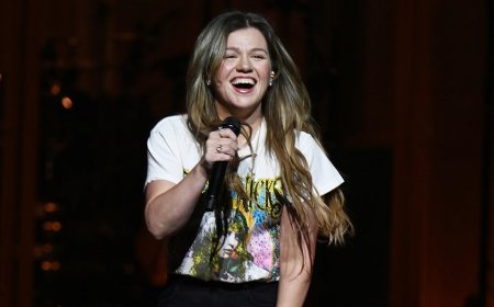 Kelly Clarkson laughs off wind-blown wardrobe malfunction on stage