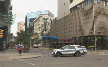 Downtown Regina scaffolding falls, sending 2 to hospital