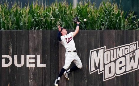 Kyle Schwarber launches two homers into the corn after MLB's incredible HoF tribute at Field of Dreams game
