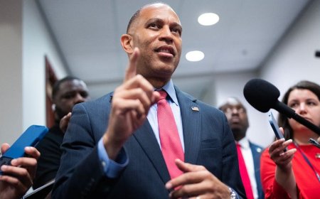 Hakeem Jeffries rejects Medicare for All, DSA agenda as Ro Khanna calls health plan 'most important priority'
