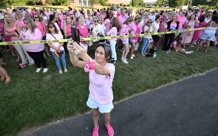 Hundreds of women in pink rally in support of Lindsay Clancy during trial