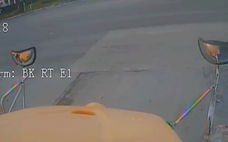 Florida driver fleeing traffic stop slams head-on into school bus carrying 19 children before fleeing on foot