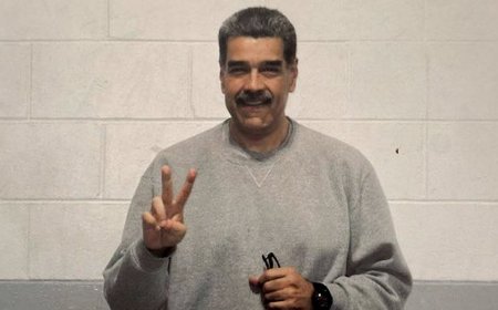 Nicolás Maduro flashes peace signs in first prison photos since US capture in Caracas