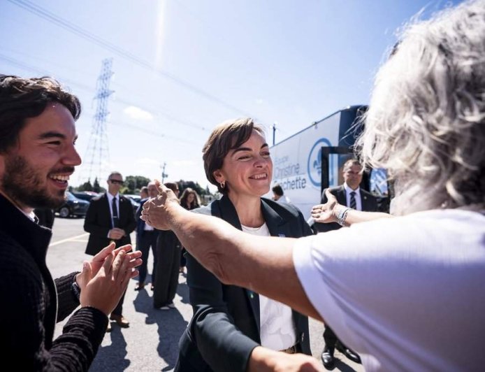 CAQ touts private-sector health care as PQ maintains poll lead