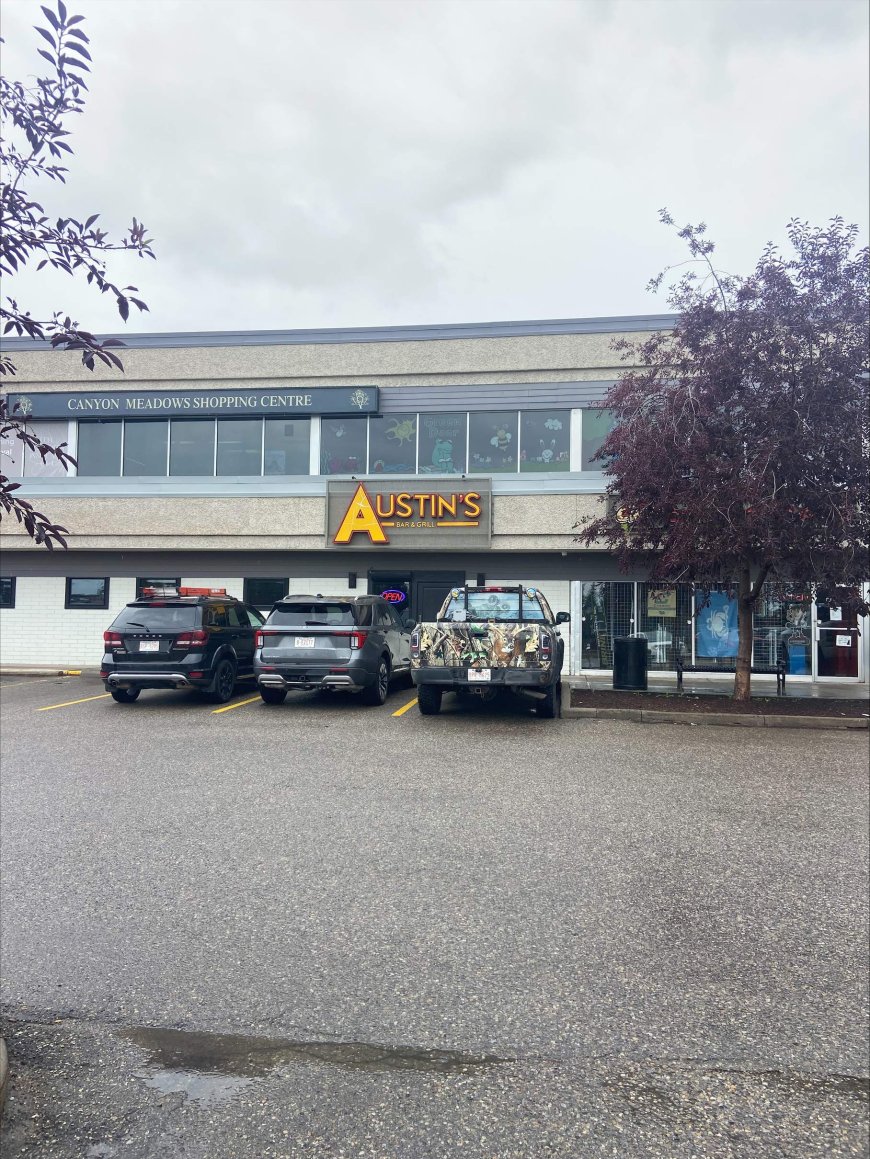 Calgary police investigating masked, armed robbery at restaurant in Canyon Meadows